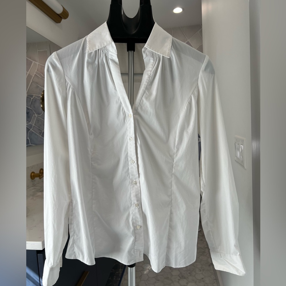 Elie Tahari white button-down w. detailed stitching & discrete rouching - Small